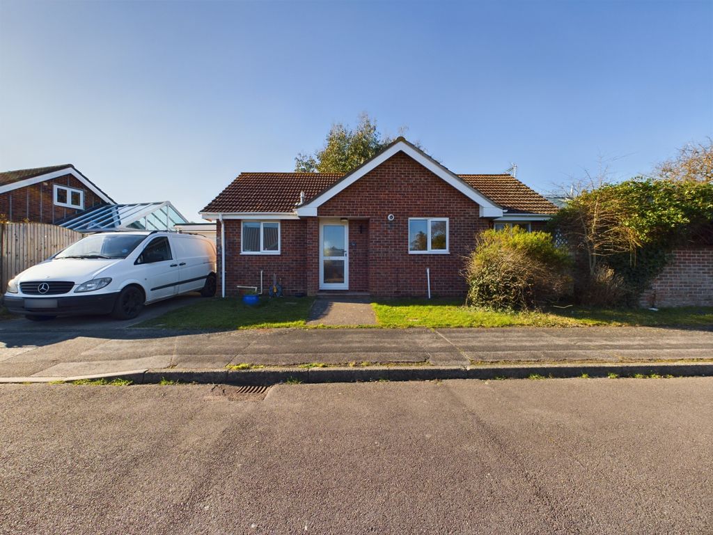 2 bed bungalow for sale in Lyndhurst Close, Hayling Island PO11, £389,995