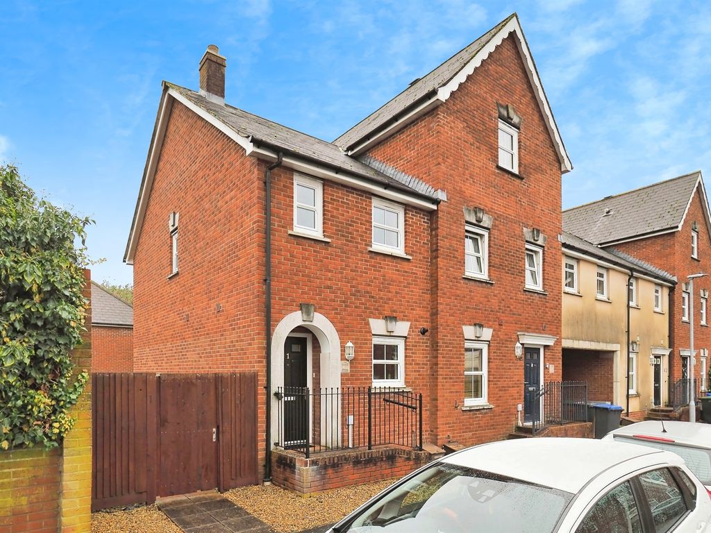 2 bed end terrace house for sale in Avon Place, Salisbury SP1, £275,000