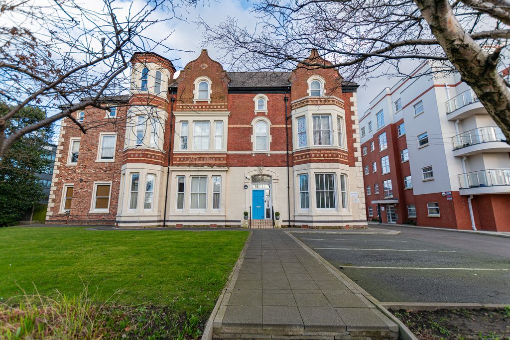 2 bed flat for sale in Crosby Road North, Waterloo, Liverpool L22, £160,000