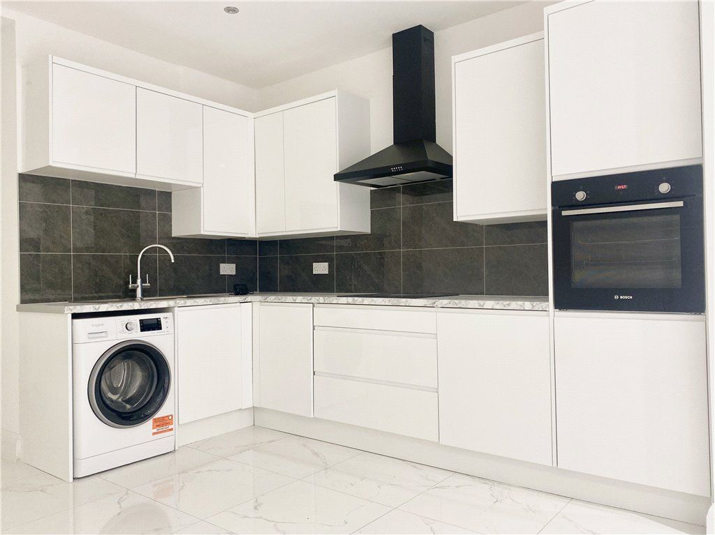 2 bed flat to rent in Whitton Dene, Isleworth TW7, £1,800 pcm