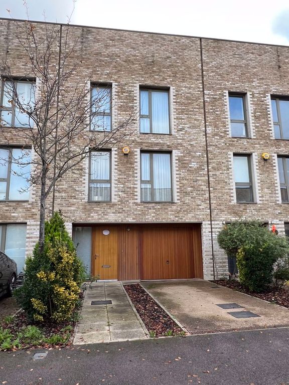4 bed property to rent in Camborne Road, Edgware HA8, £3,500 pcm