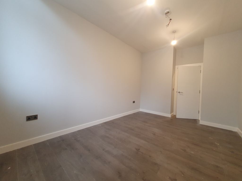 1 bed flat to rent in Newport Road, Cardiff CF24, £895 pcm