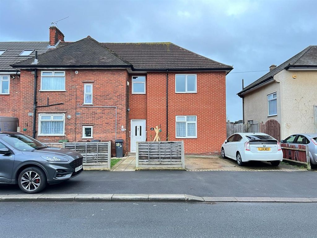 3 bed flat for sale in Lichfield Road, Becontree, Dagenham RM8, £325,000