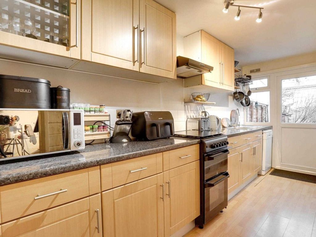 3 bed town house for sale in Brill Close, Caversham, Reading RG4, £439,950