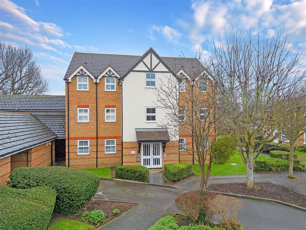 2 bed flat for sale in Lee Close, Stanstead Abbotts, Ware SG12, £310,000