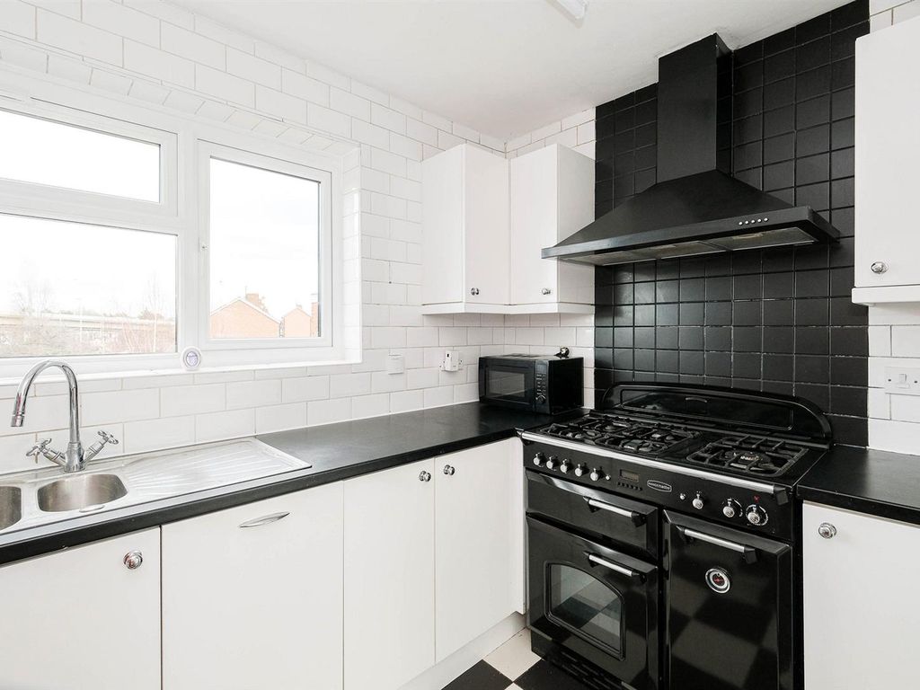 2 bed flat for sale in Royston Court, Royston Gardens, Redbridge IG1, £400,000