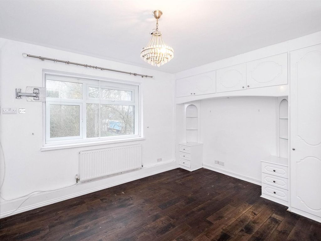 2 bed flat for sale in Royston Court, Royston Gardens, Redbridge IG1, £400,000
