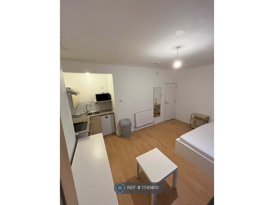 Room to rent in Blenheim Street, Bristol BS5, £850 pcm