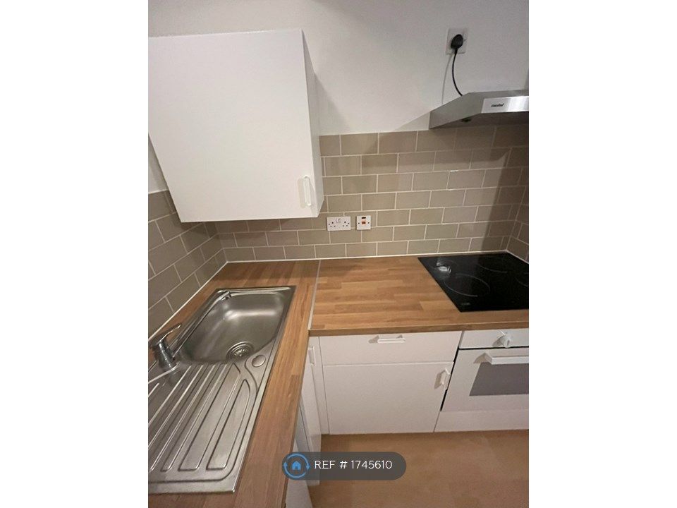 Room to rent in Blenheim Street, Bristol BS5, £850 pcm