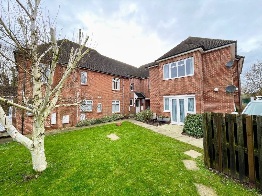 2 bed flat for sale in Charnham Lane, Hungerford RG17, £250,000
