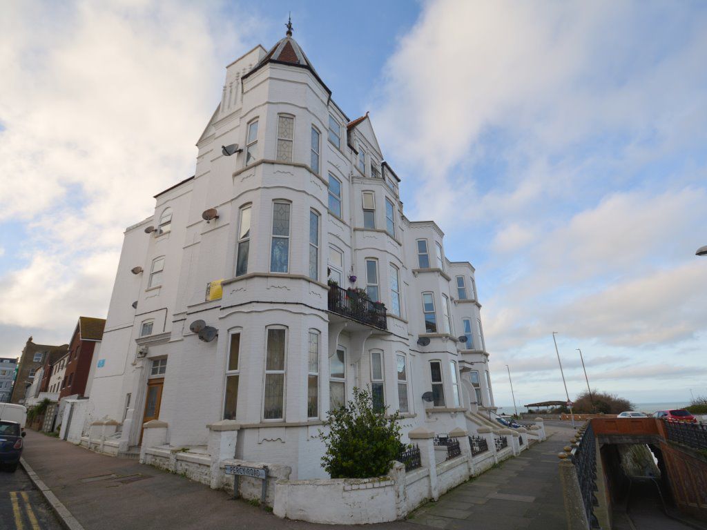2 bed flat to rent in Cleveland Crt, Queens Parade, Cliftonville CT92Ds CT9, £950 pcm