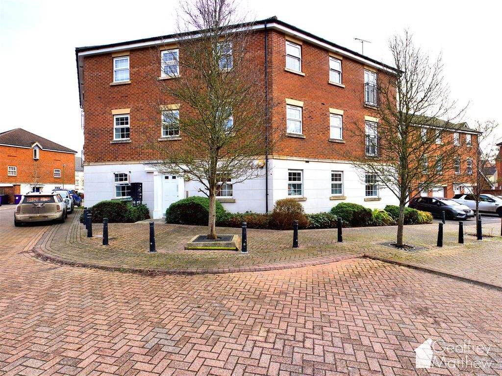 2 bed flat to rent in Whernside Drive, Great Ashby, Stevenage SG1, £1,300 pcm