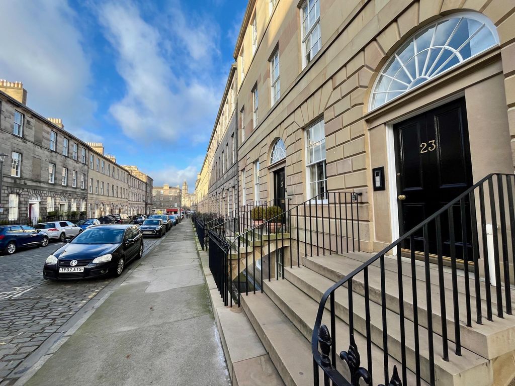 2 bed flat to rent in Clarence Street, Edinburgh EH3, £1,750 pcm