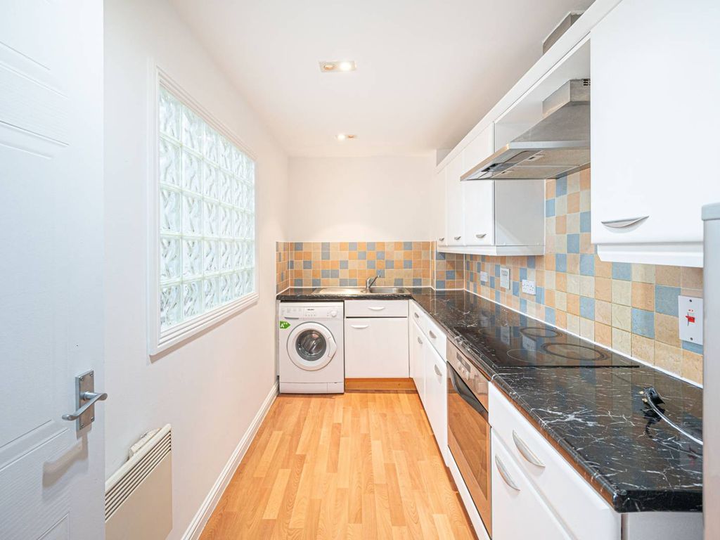 2 bed flat for sale in Rookery Way, Colindale, London NW9, £385,000