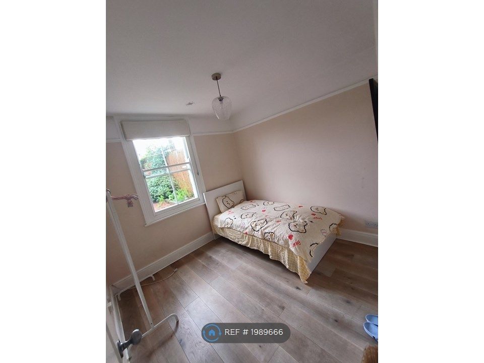 Room to rent in Paulet Road, London SE5, £950 pcm