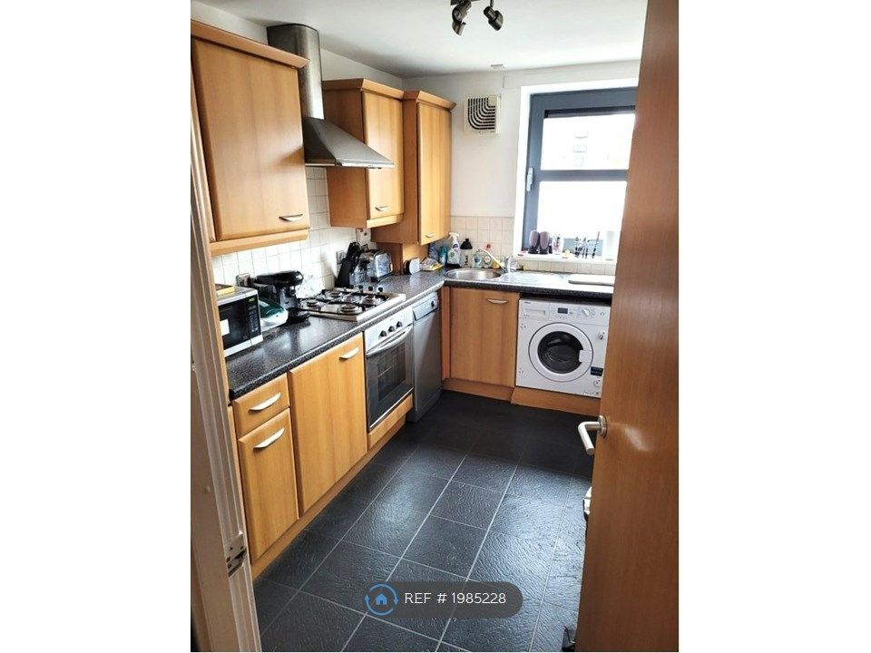 2 bed flat to rent in Sandport Way, Edinburgh EH6, £1,350 pcm