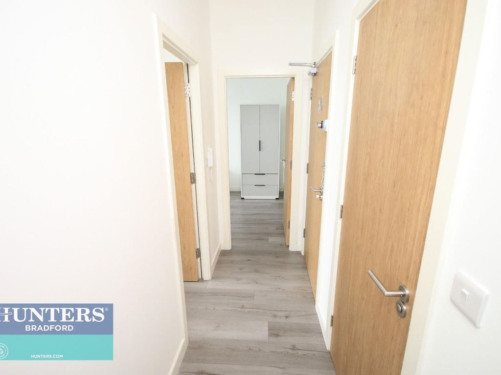 2 bed flat to rent in Bingley Road, Bradford BD9, £795 pcm