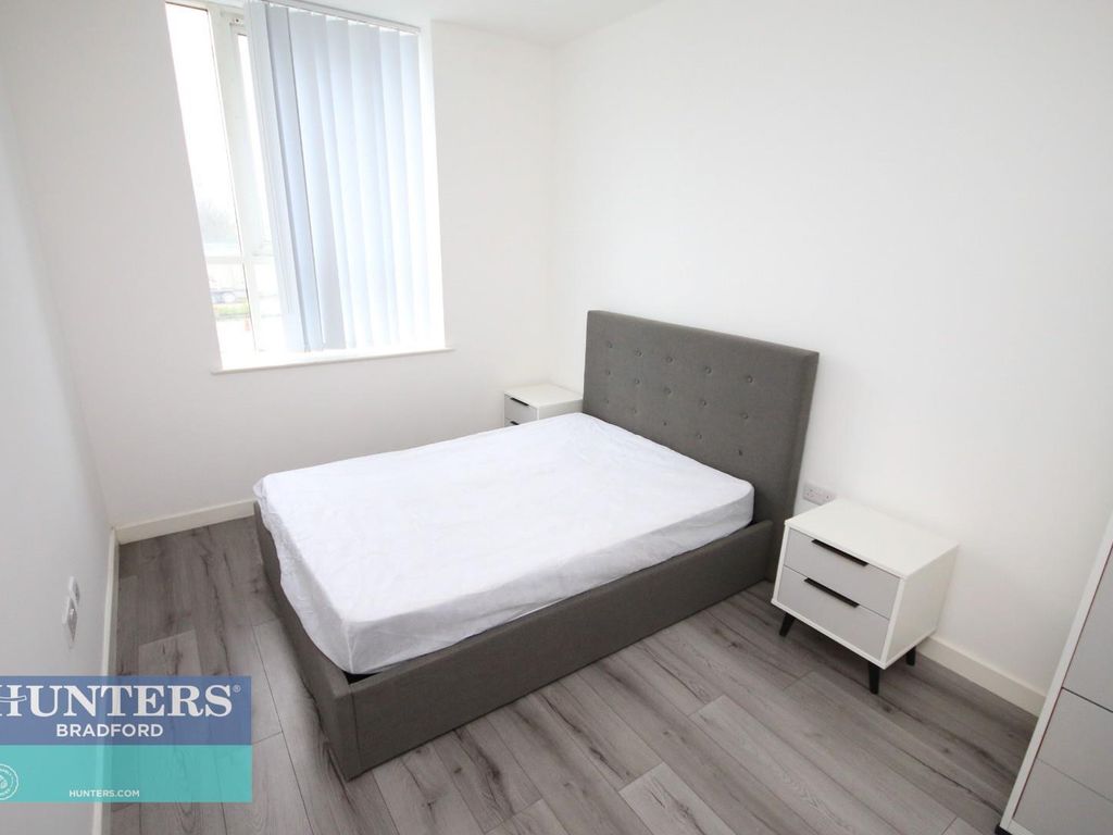 2 bed flat to rent in Bingley Road, Bradford BD9, £795 pcm