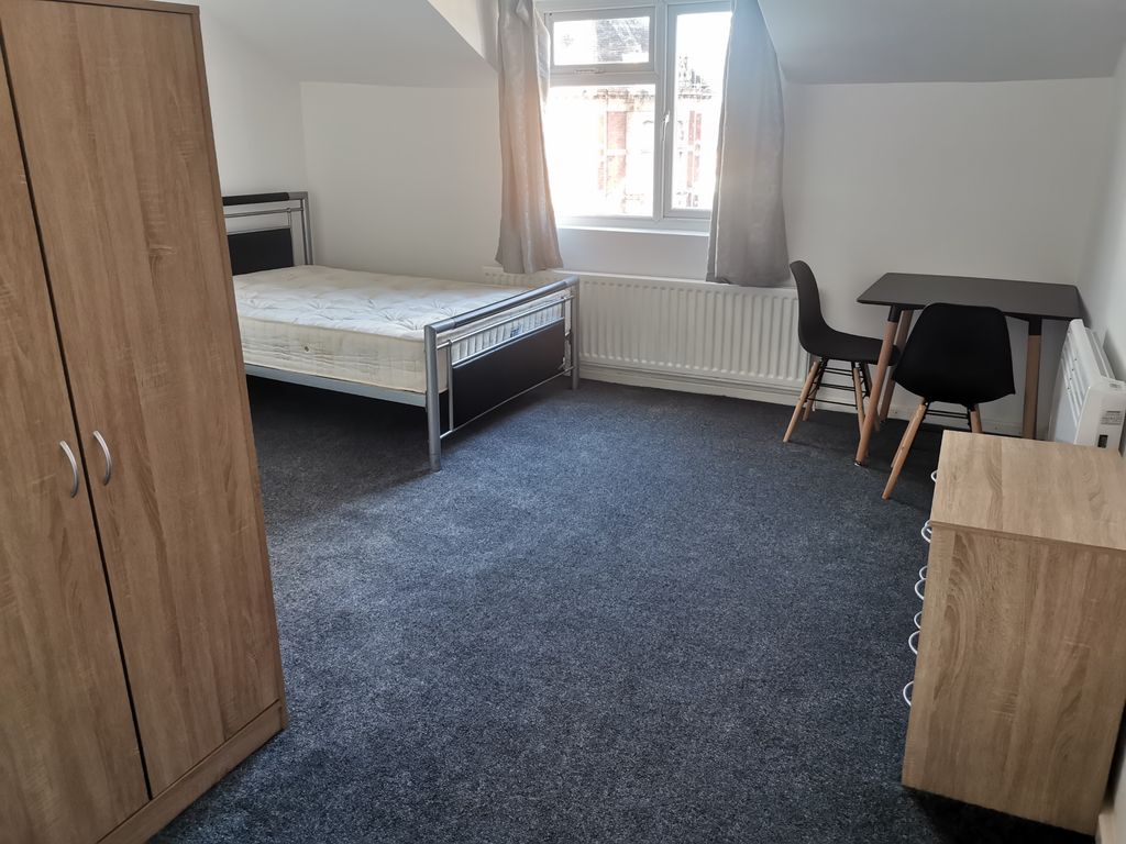 Room to rent in City Road, Birmingham B16, £750 pcm