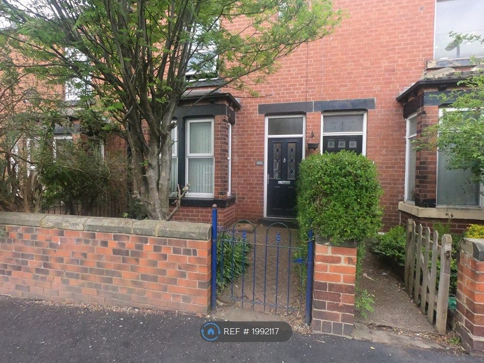 Room to rent in Cross Flatts Avenue, Leeds LS11, £480 pcm