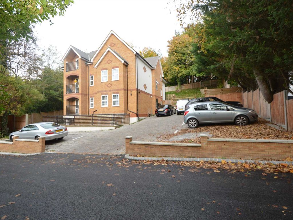 2 bed flat to rent in Welcomes Road, Kenley, Purley CR8, £1,550 pcm