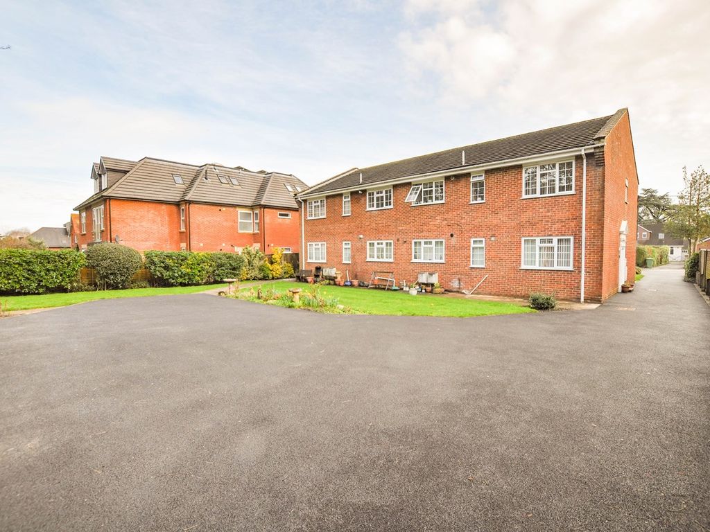 2 bed flat for sale in York Road, Broadstone BH18, £279,950