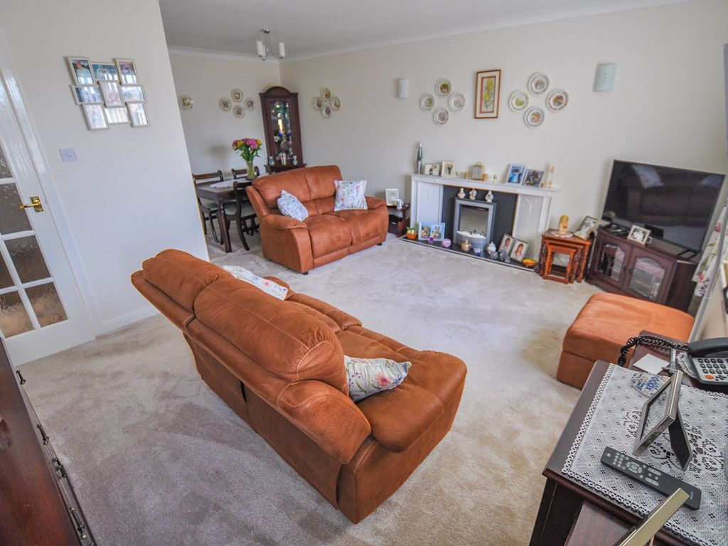 2 bed flat for sale in York Road, Broadstone BH18, £279,950