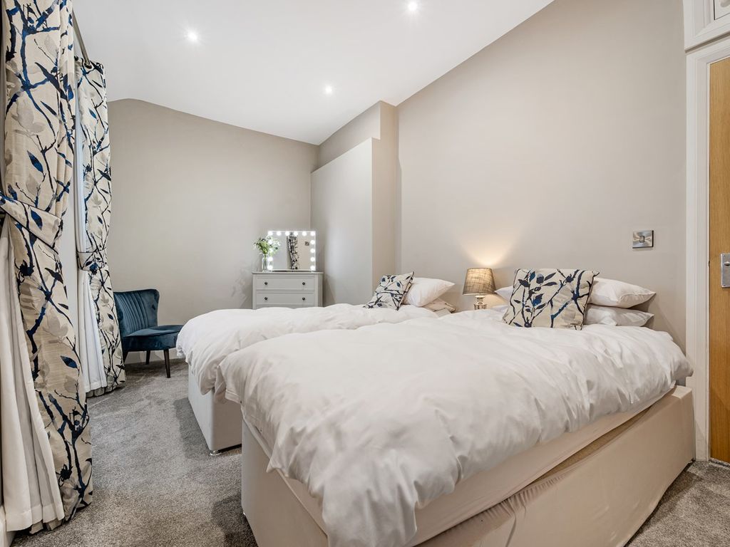 3 bed flat for sale in Cross Street, Windermere LA23, £325,000