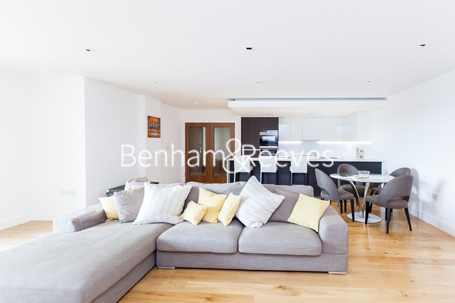 2 bed flat to rent in Kew Bridge Road, Brentford TW8, £3,300 pcm