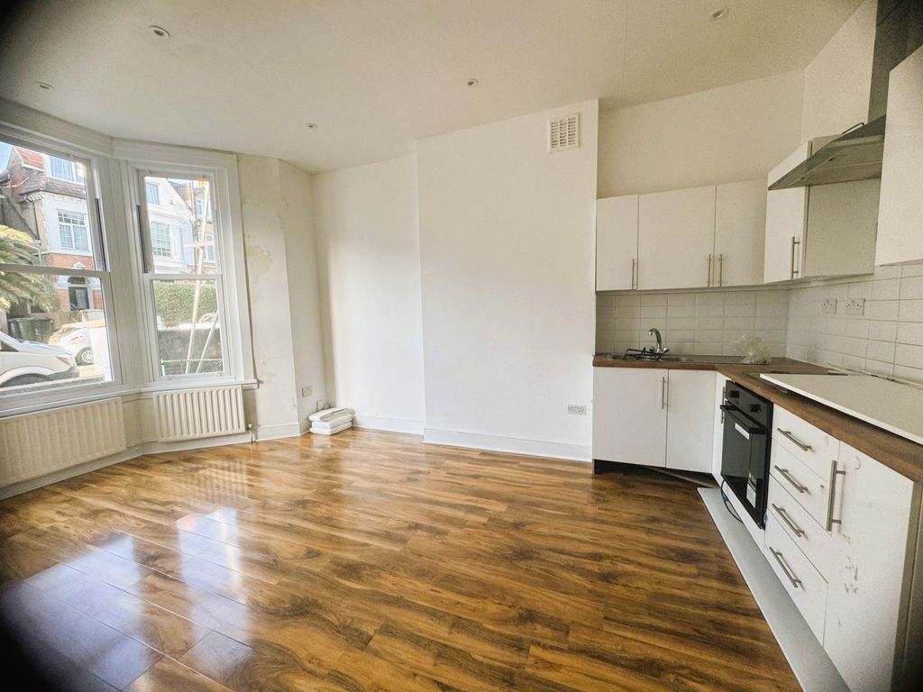 2 bed flat to rent in Romola Road, London SE24, £1,850 pcm