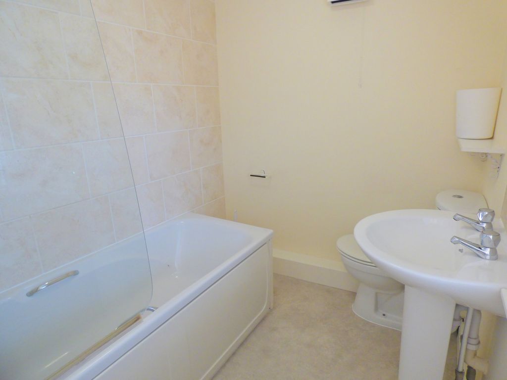 2 bed flat to rent in Market Place, Caistor, Market Rasen LN7, £495 pcm