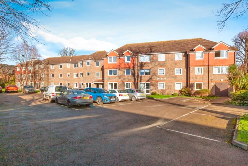 1 bed flat for sale in The Meads, Windsor SL4, £140,000