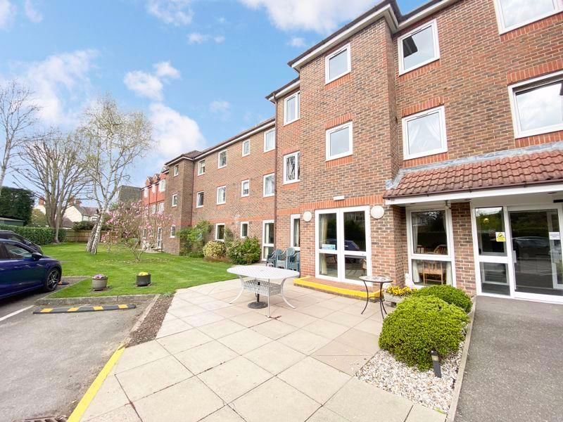 1 bed flat for sale in The Meads, Windsor SL4, £140,000
