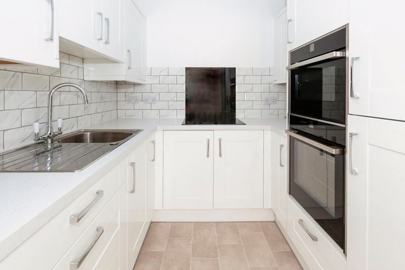 1 bed flat for sale in The Meads, Windsor SL4, £140,000