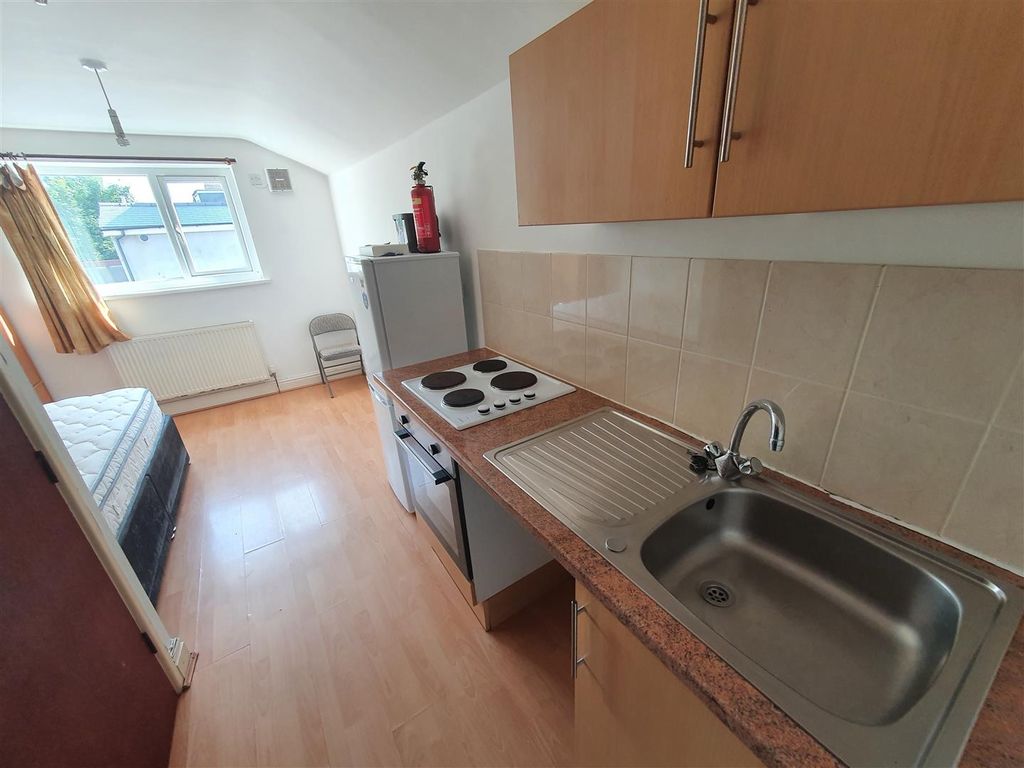 Studio to rent in Mundy Place, Cathays, Cardiff CF24, £675 pcm