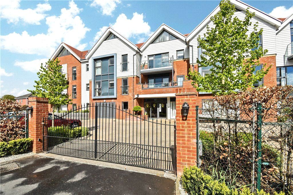 1 bed flat for sale in Duttons Road, Romsey, Hampshire SO51, £350,000