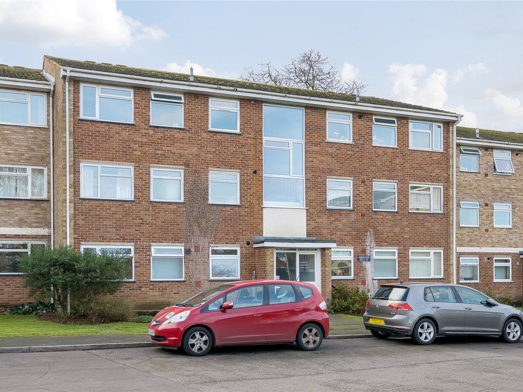 2 bed flat for sale in Jordans Close, Guildford, Surrey GU1, £300,000