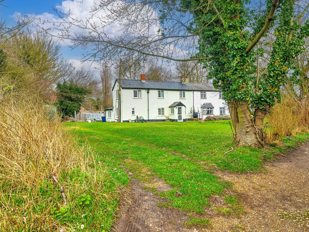 4 bed cottage for sale in Elm Gardens, Fowlmere SG8, £650,000