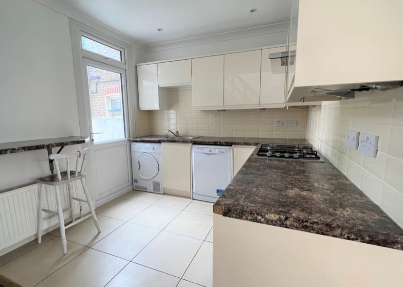 3 bed detached house to rent in Grove Vale, London SE22, £2,999 pcm