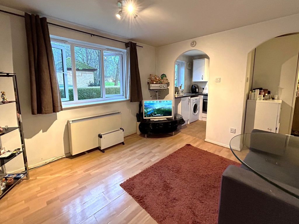 1 bed flat for sale in Walpole Road, Burnham, Slough SL1, £145,000