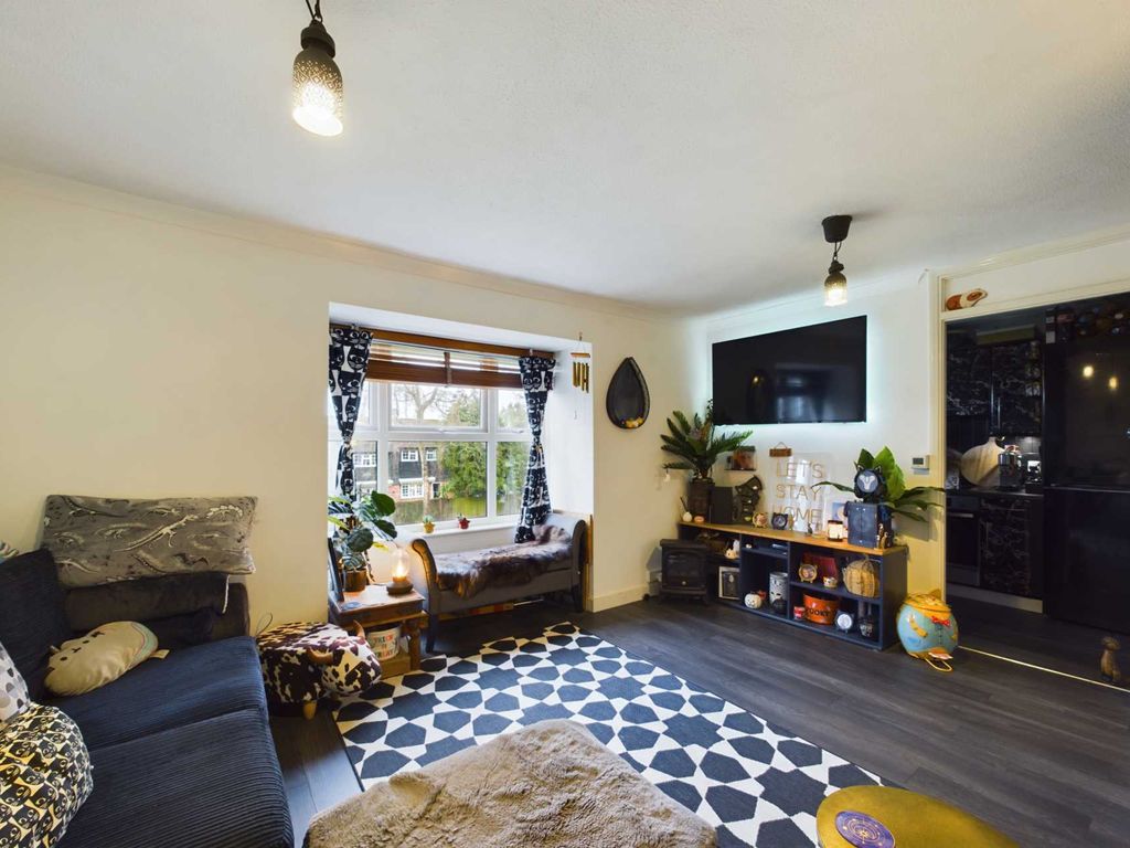 1 bed flat for sale in Bovingdon Court, Windsor Close, Bovingdon HP3, £199,995