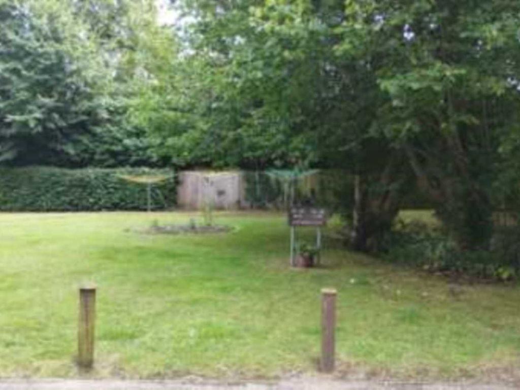 1 bed flat for sale in Bovingdon Court, Windsor Close, Bovingdon HP3, £199,995