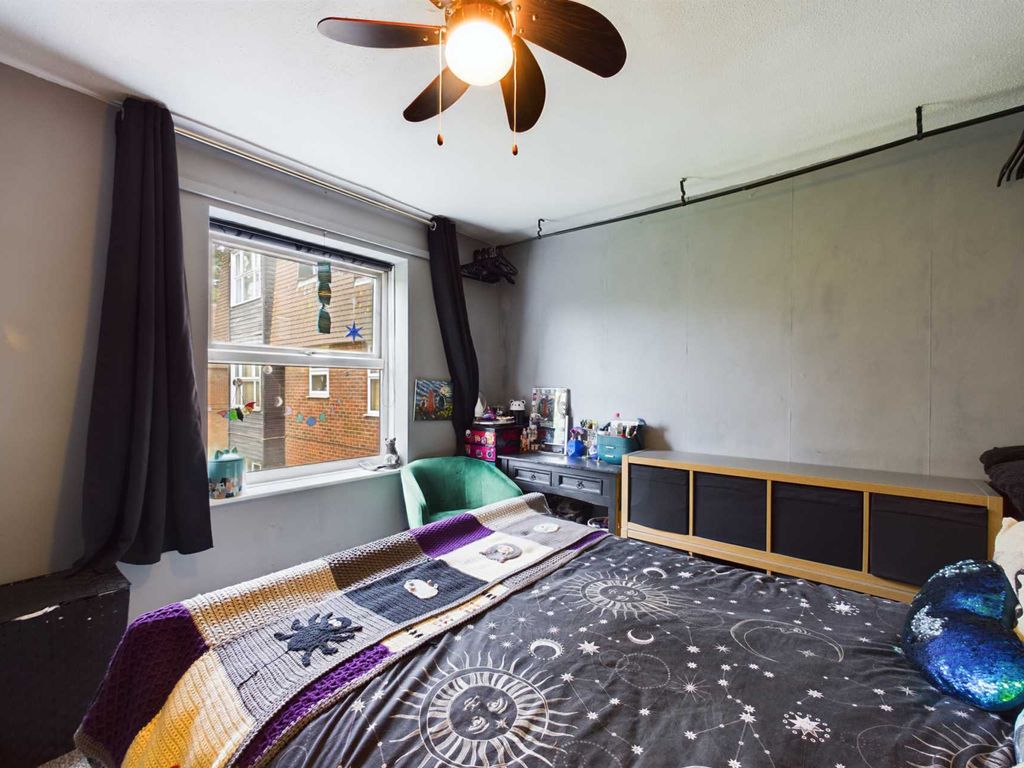 1 bed flat for sale in Bovingdon Court, Windsor Close, Bovingdon HP3, £199,995