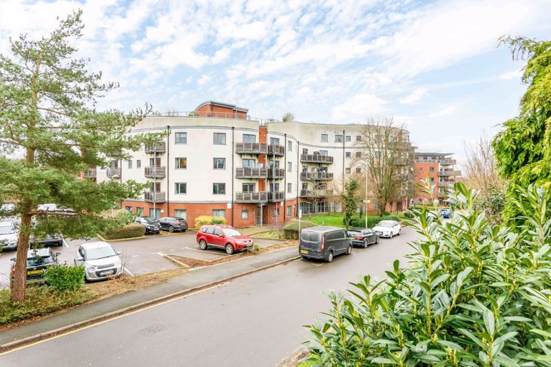 2 bed flat for sale in Mayfield Road, Hersham, Walton-On-Thames KT12, £170,000