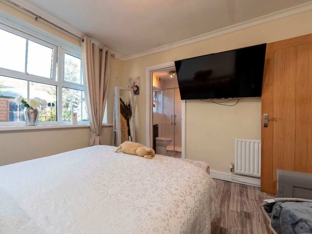 3 bed bungalow for sale in Glyn Llwyfen, Llanbradach, Caerphilly CF83, £285,000