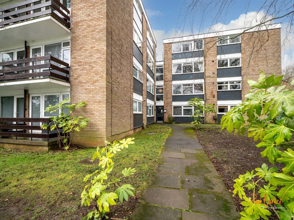 2 bed flat for sale in Abbots Park, St.Albans AL1, £295,000