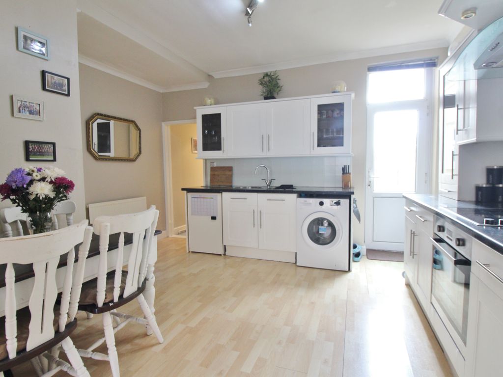 2 bed flat for sale in New Road, Portsmouth PO2, £179,995