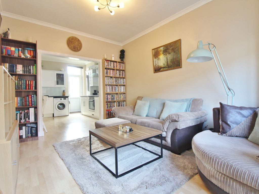 2 bed flat for sale in New Road, Portsmouth PO2, £179,995