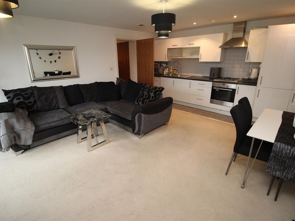 2 bed flat for sale in High Street, Poole BH15, £215,000