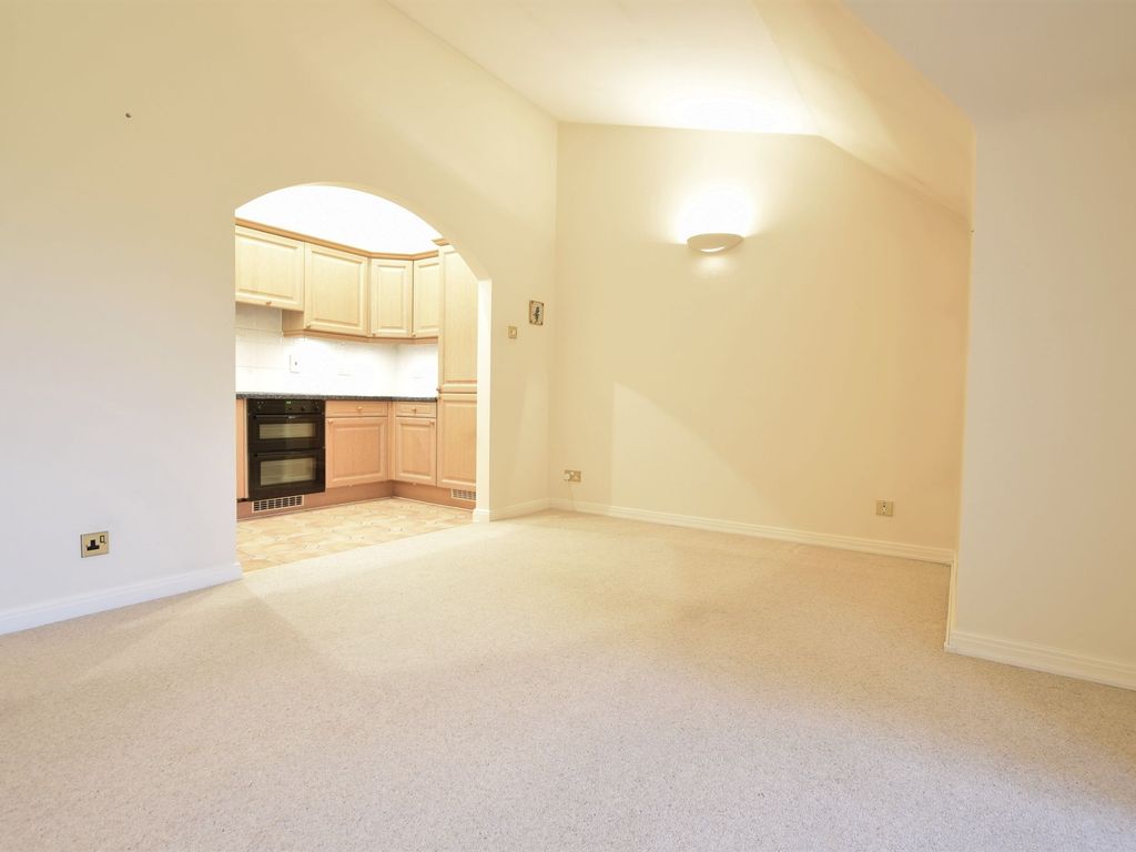 3 bed flat to rent in Montague Close, Wokingham RG40, £1,750 pcm